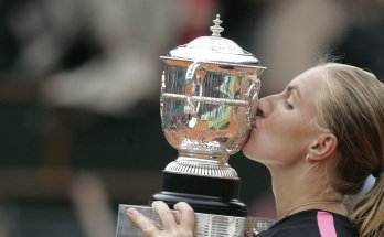 Kuznetsova besa el trofeo que le acredita como ganadora
