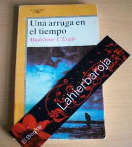 El libro junto al marcapáginas de Lahierbaroja