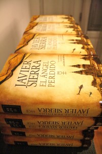 Ejemplares de "El ángel perdido", de Javier Sierra.